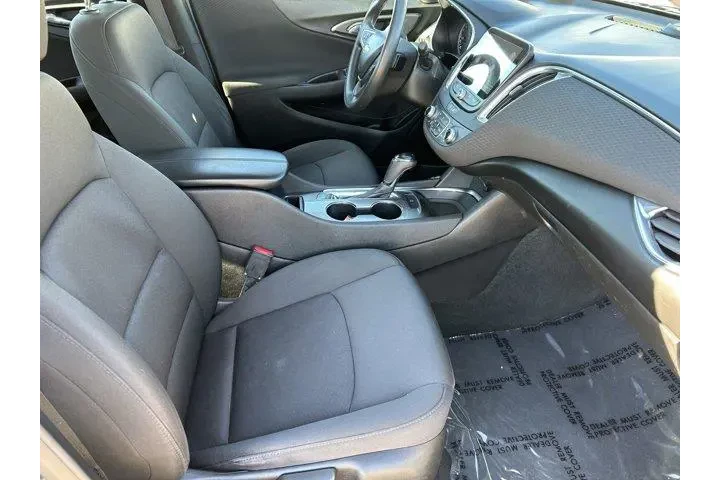 $12742 : Chevrolet Malibu 2020 LT 4dr image 9