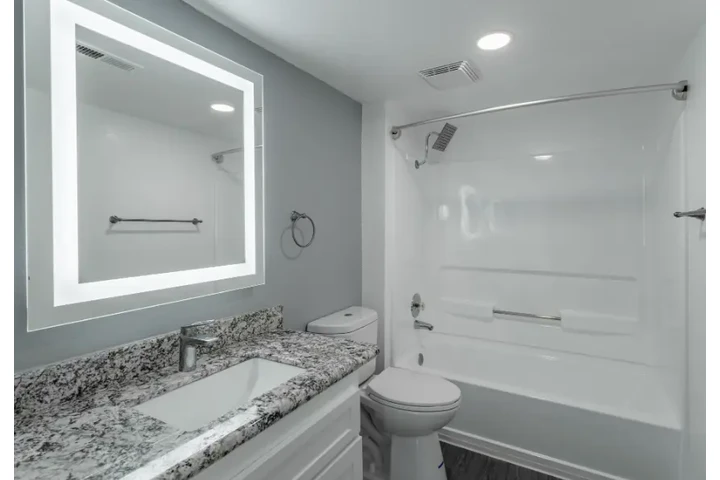 $1000 : Two Bedroom at college Avenue image 3