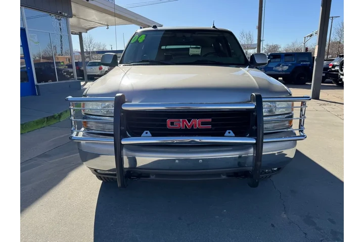 2004 GMC Yukon 4WD image 2