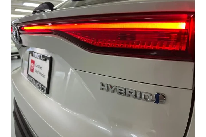 $28988 : Gold Certified2021 Venza LE image 10