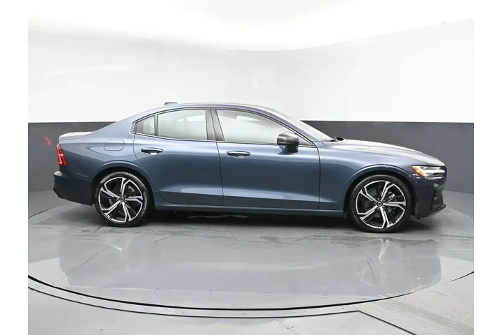Volvo S60 2024 AWD B5 Core D image 3