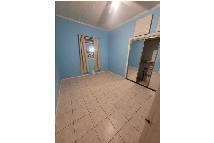 $875 : Cuarto de renta image 1