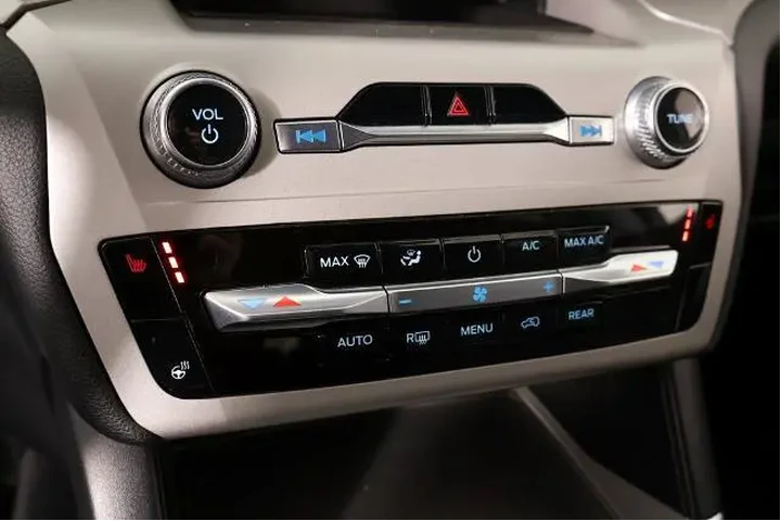 $27037 : Ford Explorer 2024 AWD XLT 4 image 7