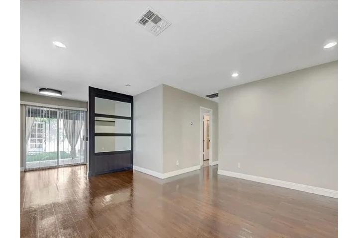 $980 : 2bd/2ba  stainless home image 5