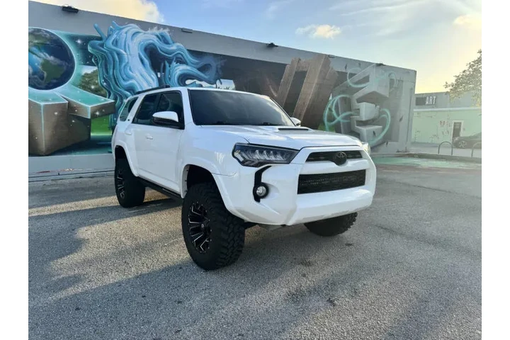 $30699 : 2019 4Runner SR5 Premium image 4