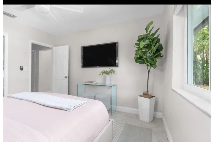 $2050 : Rent image 8