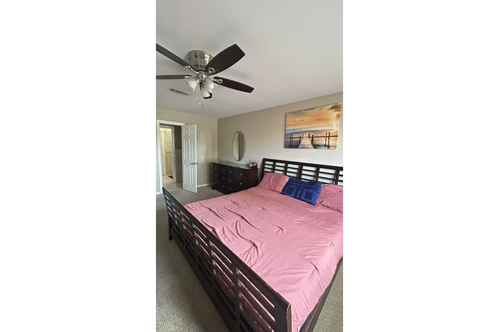 $600 : Cuarto ampleo  y bien ubicado. image 1