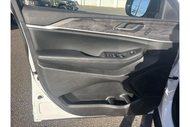 $30890 : Jeep Grand Cherokee 2023 4x4 image 10