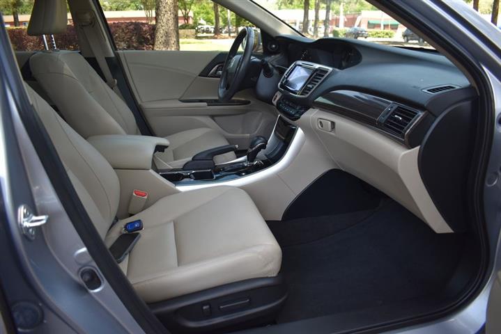 2017 Accord Hybrid Touring image 6