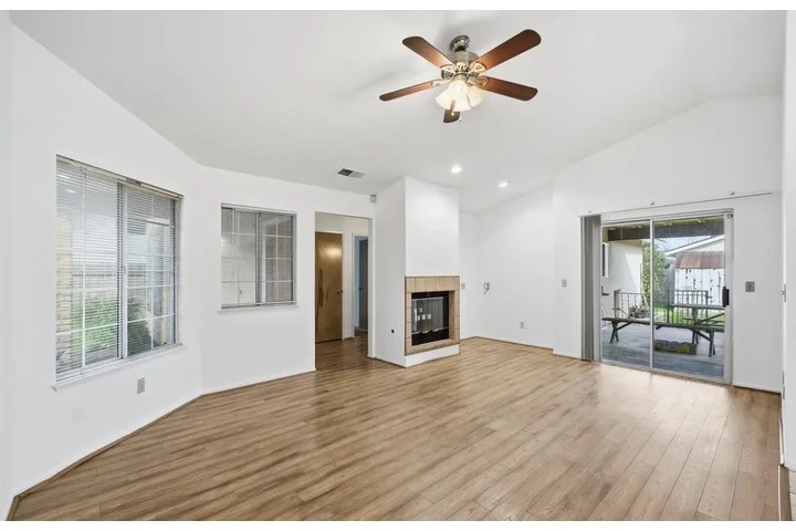 $1000 : Well maintained 3 bedroom, 2 image 3