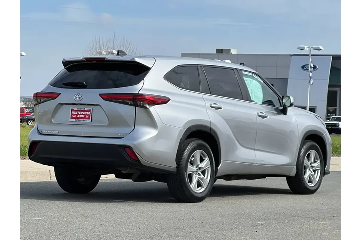 $33827 : Toyota Highlander 2023 L 4dr image 4