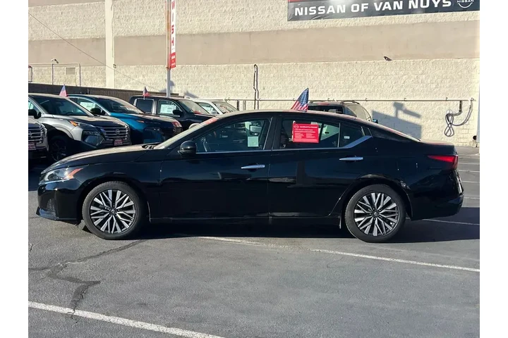 $18998 : Nissan Altima 2023 2.5 SV 4d image 2