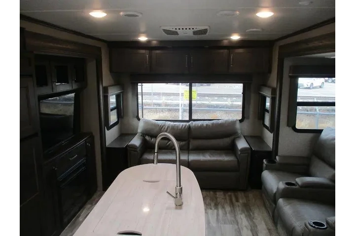 2021 Grand Design RV Reflecti image 8