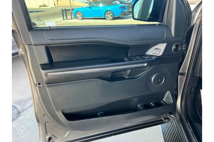 2019 Expedition XLT 2WD image 10