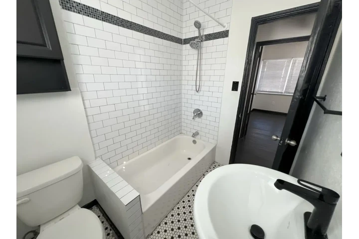 $1350 : Own home image 4