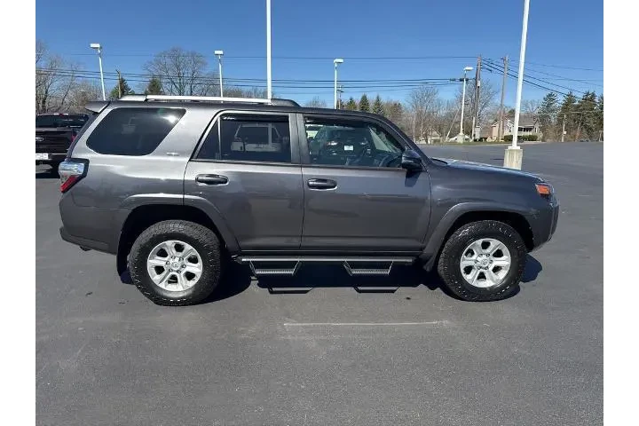 $36899 : Toyota 4Runner 2022 4x4 SR5 image 9