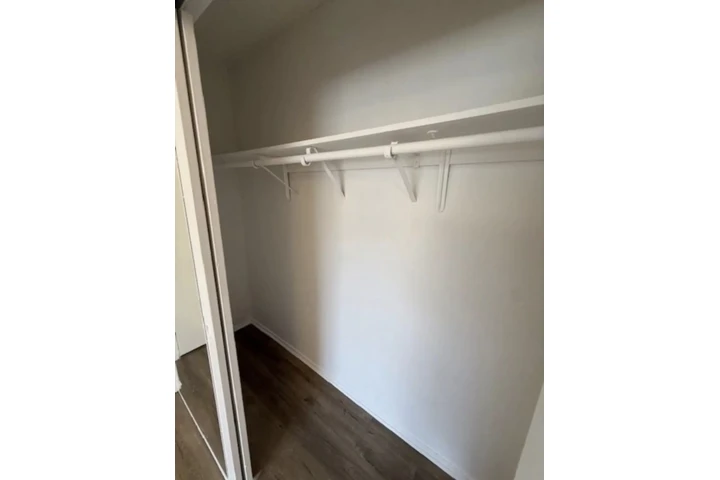 $1570 : Spacious 1 Bed Apt in Gardena image 7