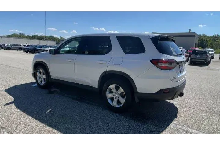 $33474 : Honda Pilot 2023 AWD LX 4dr image 6
