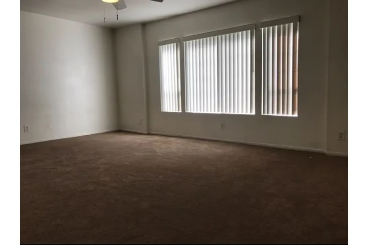 $3900 : Beautiful 5bed for tour image 7