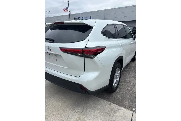 $34840 : Toyota Highlander 2023 LE 4d image 8