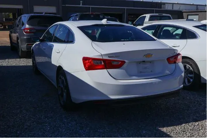 $16281 : Chevrolet Malibu 2023 LT 4dr image 4