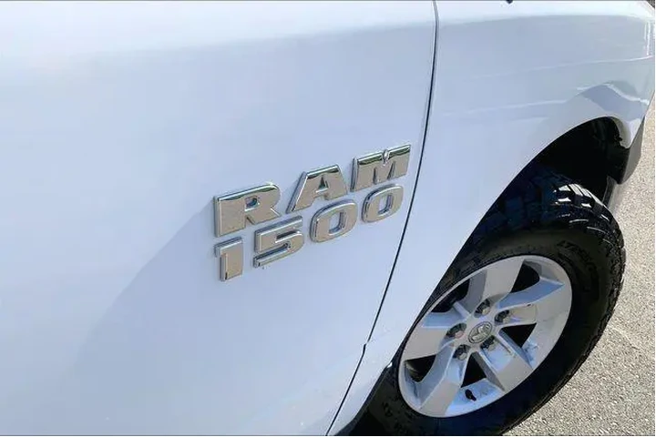 $13985 : Ram 1500 2018 4x2 Express 2d image 8