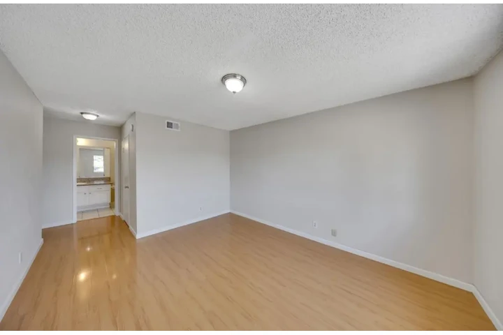 $2350 : 3Bed/2Bath Apt in Los Angeles image 5