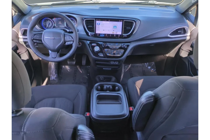 Chrysler Pacifica 2024 Touri image 10