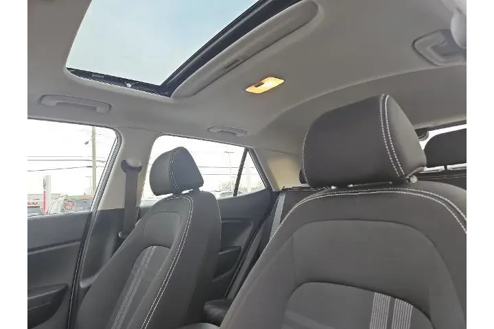 $19851 : Hyundai VENUE 2025 SEL 4dr C image 10