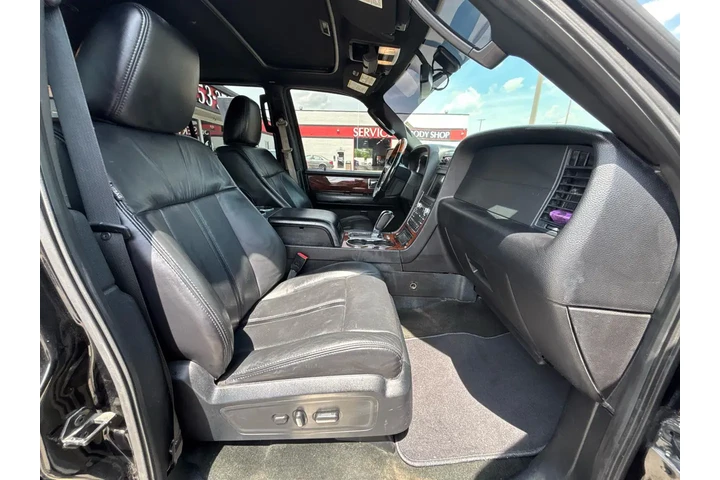 2016 Navigator 4WD 4dr Select image 9