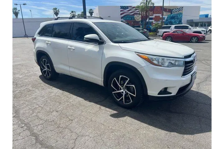 $17991 : Toyota Highlander 2015 LE 4d image 2