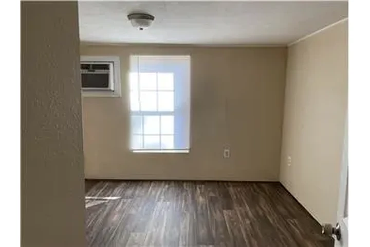 $900 : Rental property with 1 bedro image 6