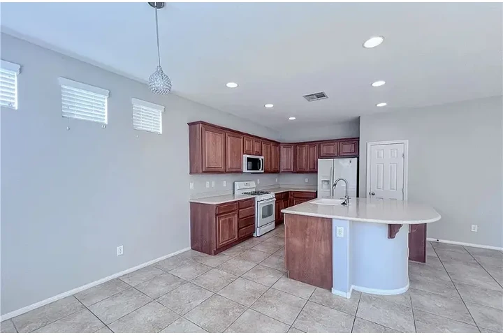 $2000 : Welcome To Nice 3Bed/2Bath image 5