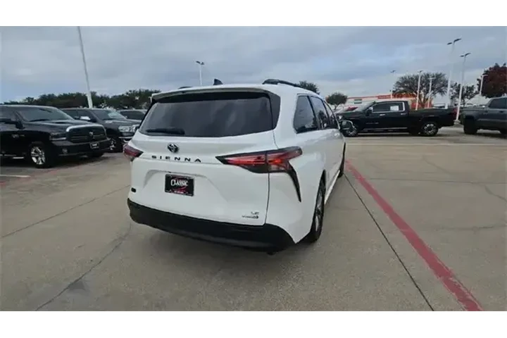 $28987 : Toyota Sienna 2021 LE 8-Pass image 8