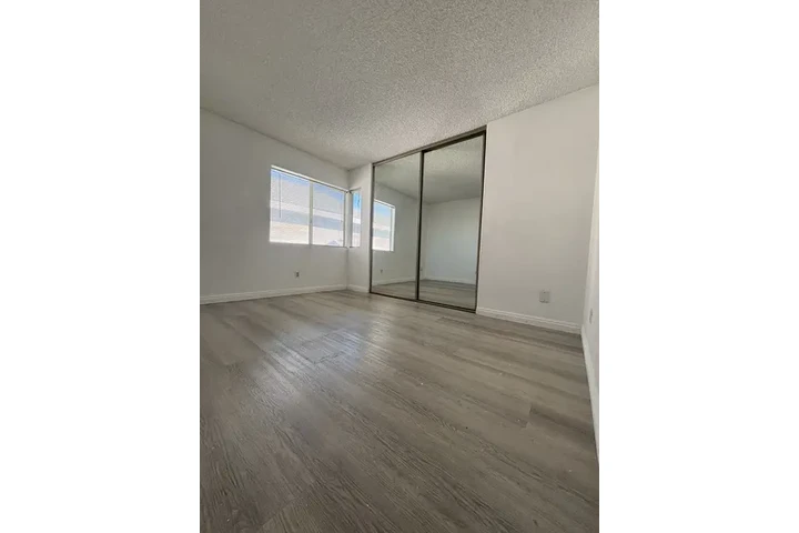 $879 : SE RENTA RECAMARA EN DOWNEY image 1