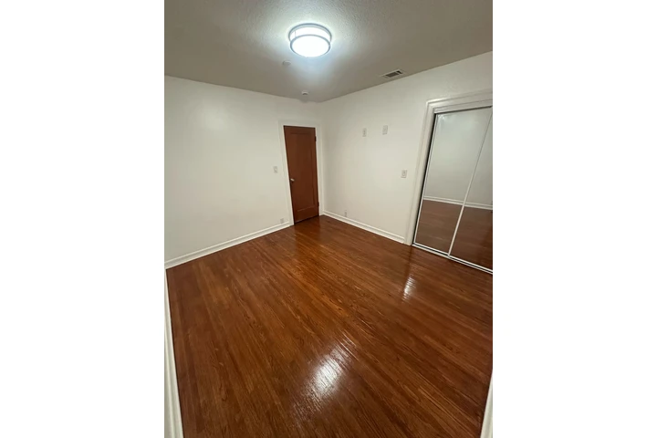 $1400 : Renta recamara (Santa Ana) image 6