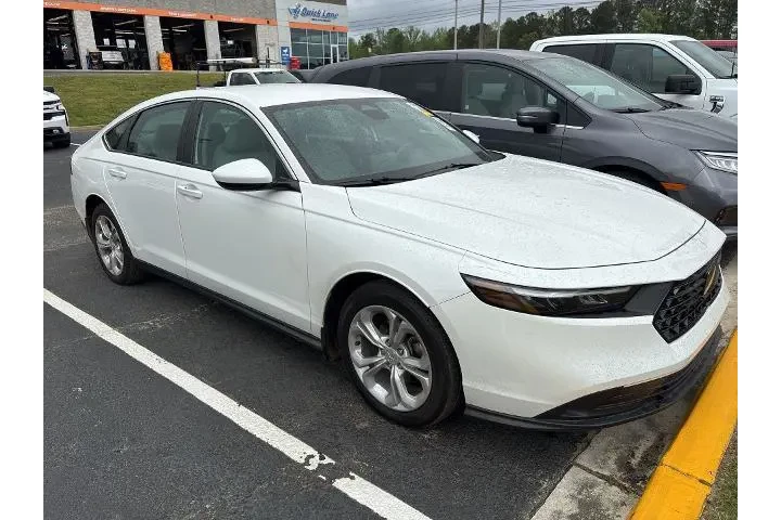 $26676 : Honda Accord 2025 LX 4dr Sed image 2