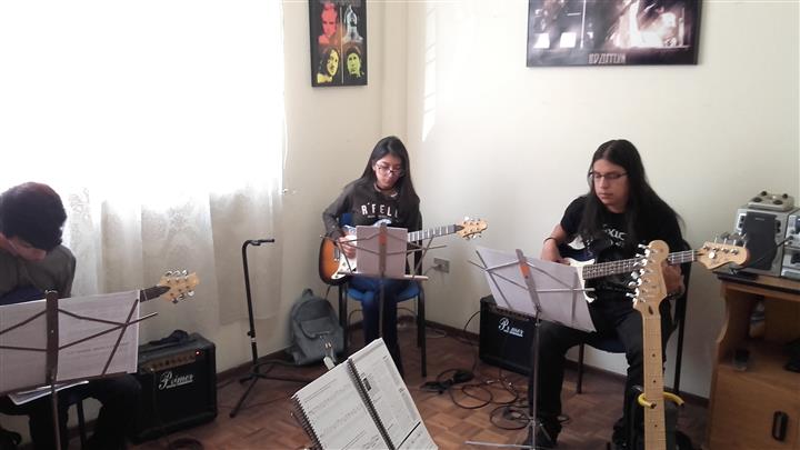 Clases de GUITARRA y BAJO image 1