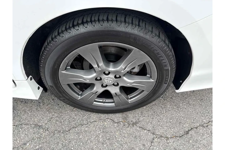 $20910 : 2017 Sienna SE image 7