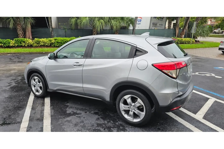 $13900 : 2020 Honda HRV image 2