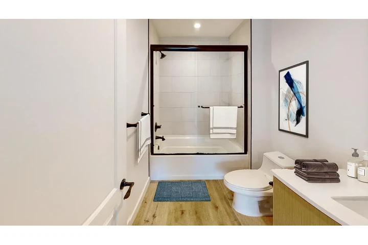 $3500 : New 3bedroom and 2bath availab image 6