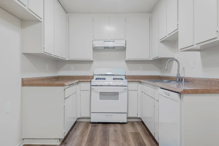 $2495 : Berendo 2 Bd 2 Bath $2,495 image 5