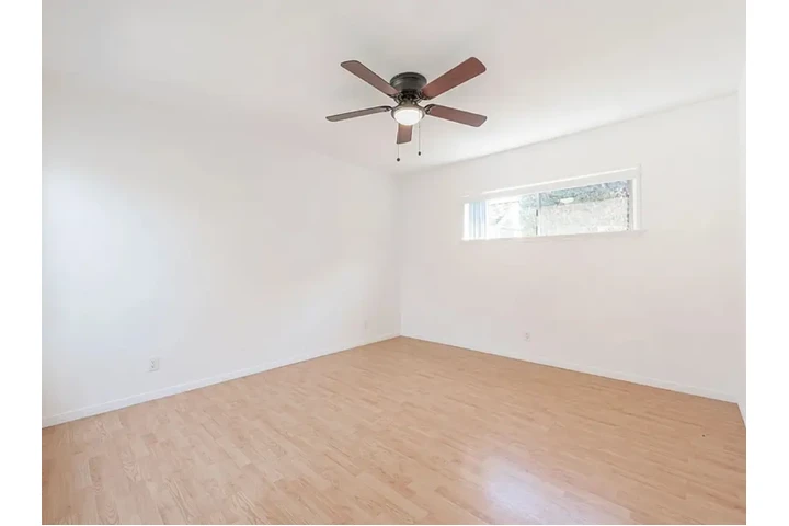 $2000 : 2 bedroom house in Vermont Ave image 8