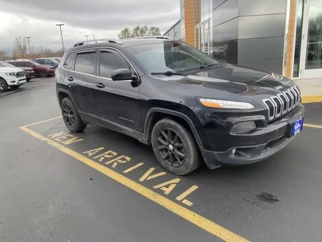 $10436 : Pre-Owned 2016 Cherokee Latit image 2