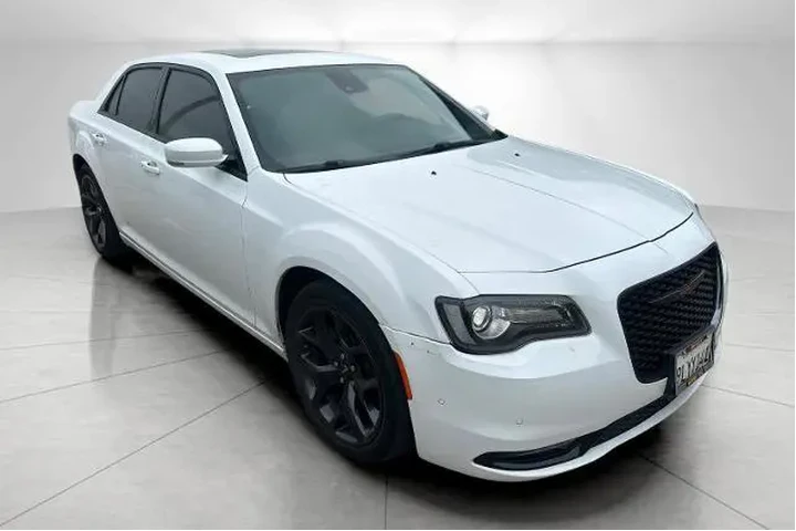 $31995 : Chrysler 300 2023 S V6 4dr S image 1