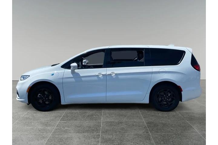 $32825 : Chrysler Pacifica Hybrid 202 image 2