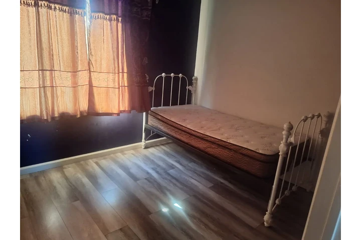 $700 : Rento Cuarto Mujeres image 2