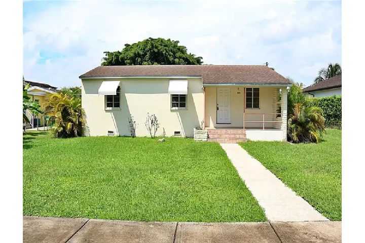 $1050 : Charming 3-bedroom home image 1