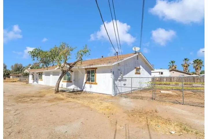 $1950 : 3Beds 1Bath House- Adelanto CA image 5