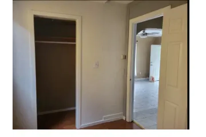$3380 : RENTO CASA Figueroa/69St image 8